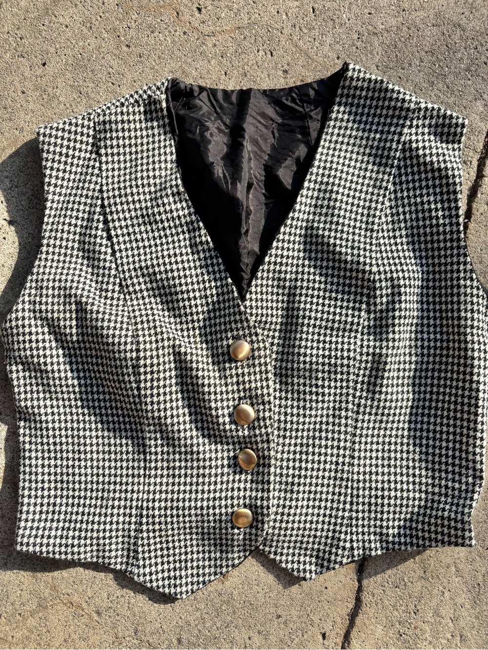 Vintage Plaid Cropped V-neck Houndstooth Button Front Vest in Black & White - Picture 4 of 10